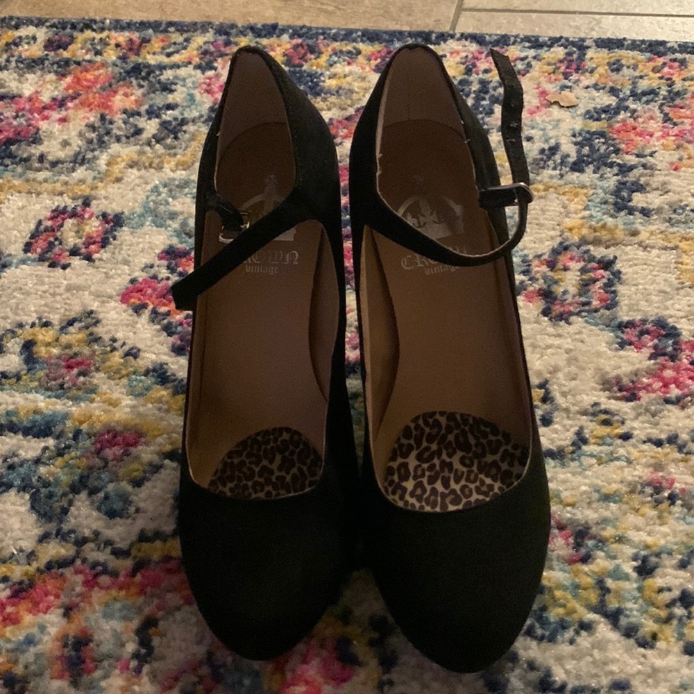 Black crown vintage heels